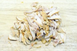 Салат с копченой курицей и грецкими орехами Принц - шаг 1