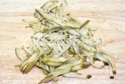 Салат с копченой курицей и грецкими орехами Принц - шаг 2