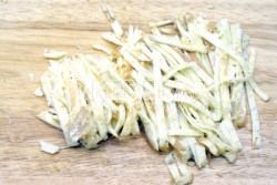 Салат с копченой курицей и грецкими орехами Принц - шаг 3