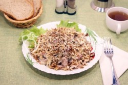 Салат с копченой курицей и грецкими орехами Принц - шаг 5