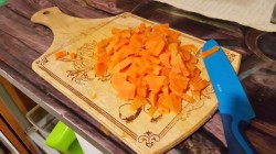 Салат простой с соленым арахисом - шаг 2