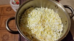 Салат простой с соленым арахисом - шаг 6