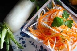 Простой ПП салат из дайкона с морковью и яблоком - шаг 8