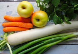 Простой ПП салат из дайкона с морковью и яблоком - шаг 1