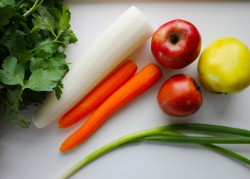 Простой ПП салат из дайкона с морковью и яблоком - шаг 2