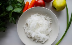 Простой ПП салат из дайкона с морковью и яблоком - шаг 3