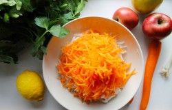 Простой ПП салат из дайкона с морковью и яблоком - шаг 4