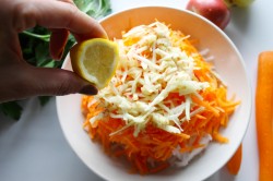 Простой ПП салат из дайкона с морковью и яблоком - шаг 5