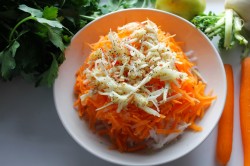 Простой ПП салат из дайкона с морковью и яблоком - шаг 6