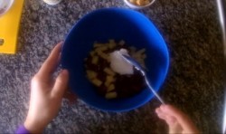 Салат с фасолью и сухариками за 5 минут - шаг 4