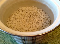 Салат с белой фасолью на зиму - шаг 2