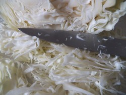 Салат с капустой и крабовыми палочками - шаг 2