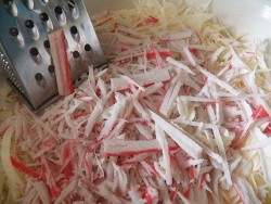 Салат с капустой и крабовыми палочками - шаг 3