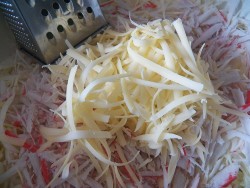 Салат с капустой и крабовыми палочками - шаг 4