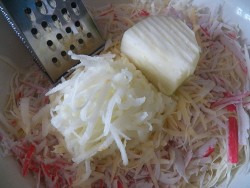 Салат с капустой и крабовыми палочками - шаг 5