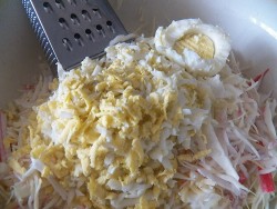 Салат с капустой и крабовыми палочками - шаг 6