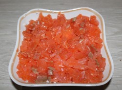 Салат с красной рыбой яйцом и сыром Нежный - шаг 3