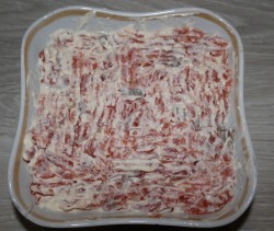 Салат с красной рыбой яйцом и сыром Нежный - шаг 4