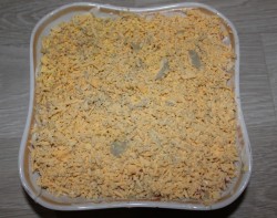 Салат с красной рыбой яйцом и сыром Нежный - шаг 5