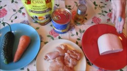 Салат с курицей, ветчиной и овощами - шаг 1