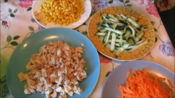 Салат с курицей, ветчиной и овощами - шаг 2