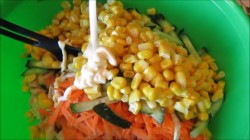 Салат с курицей, ветчиной и овощами - шаг 3