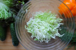 Салат с молодой капустой, сыром Моцарелла и овощами - шаг 2