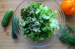 Салат с молодой капустой, сыром Моцарелла и овощами - шаг 3