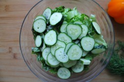 Салат с молодой капустой, сыром Моцарелла и овощами - шаг 4