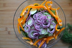 Салат с молодой капустой, сыром Моцарелла и овощами - шаг 5