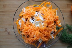 Салат с молодой капустой, сыром Моцарелла и овощами - шаг 6