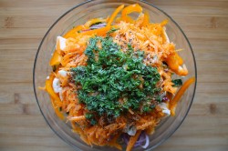 Салат с молодой капустой, сыром Моцарелла и овощами - шаг 7