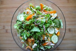 Салат с молодой капустой, сыром Моцарелла и овощами - шаг 8