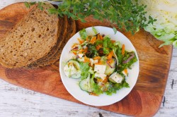 Салат с молодой капустой, сыром Моцарелла и овощами - шаг 9