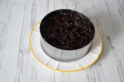 Салат с мясом и черносливом - шаг 10