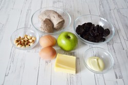 Салат с мясом и черносливом - шаг 1