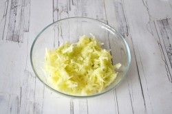 Салат с мясом и черносливом - шаг 6