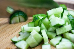 Салат с перчинкой кукурузой и оливками - шаг 2 Салат с перчинкой кукурузой и оливками - шаг 2