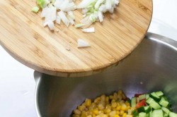 Салат с перчинкой кукурузой и оливками - шаг 4 Салат с перчинкой кукурузой и оливками - шаг 4