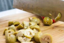 Салат с перчинкой кукурузой и оливками - шаг 5 Салат с перчинкой кукурузой и оливками - шаг 5