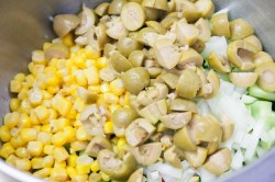 Салат с перчинкой кукурузой и оливками - шаг 6 Салат с перчинкой кукурузой и оливками - шаг 6