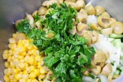 Салат с перчинкой кукурузой и оливками - шаг 7 Салат с перчинкой кукурузой и оливками - шаг 7