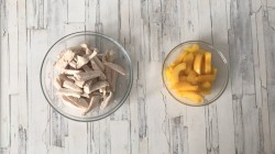 Салат с персиками - шаг 2