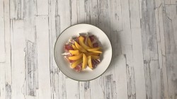 Салат с персиками - шаг 7