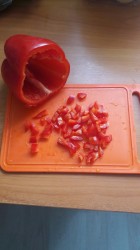 Салат с сервелатом и корейской морковью - шаг 2