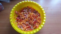 Салат с сервелатом и корейской морковью - шаг 3