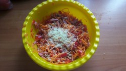 Салат с сервелатом и корейской морковью - шаг 4