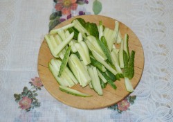 Салат с соевым соусом говядиной огурцами - шаг 2