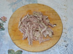 Салат с соевым соусом говядиной огурцами - шаг 4