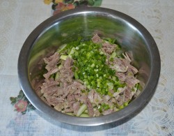 Салат с соевым соусом говядиной огурцами - шаг 5